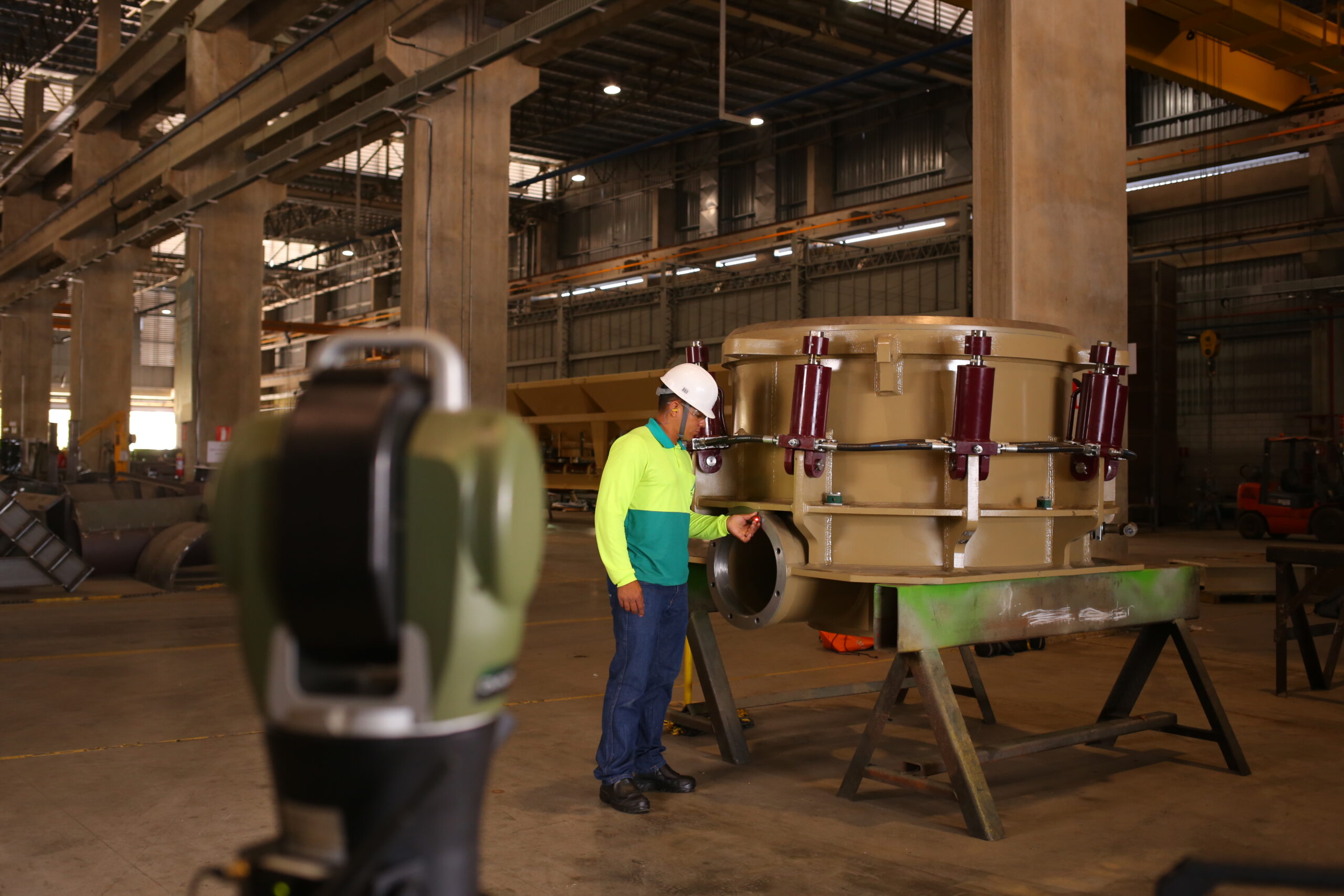 Profissional com equipamento de laser em ambiente de fábrica